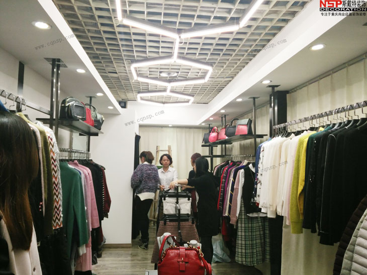 重庆三峡广场八衣后服装店装修